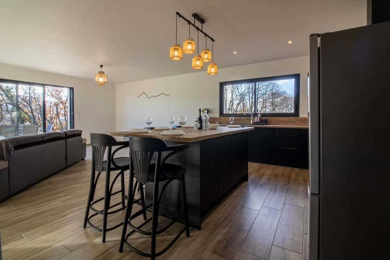 Maison Neuve Face Aux Pyrenees contacts